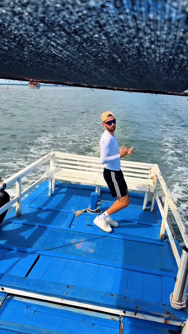 Instagram post by @_.kaly for Herohero. Caption reads: Uhni, zlato, teď je čas, abych zazářil! ✨
Poznáš....