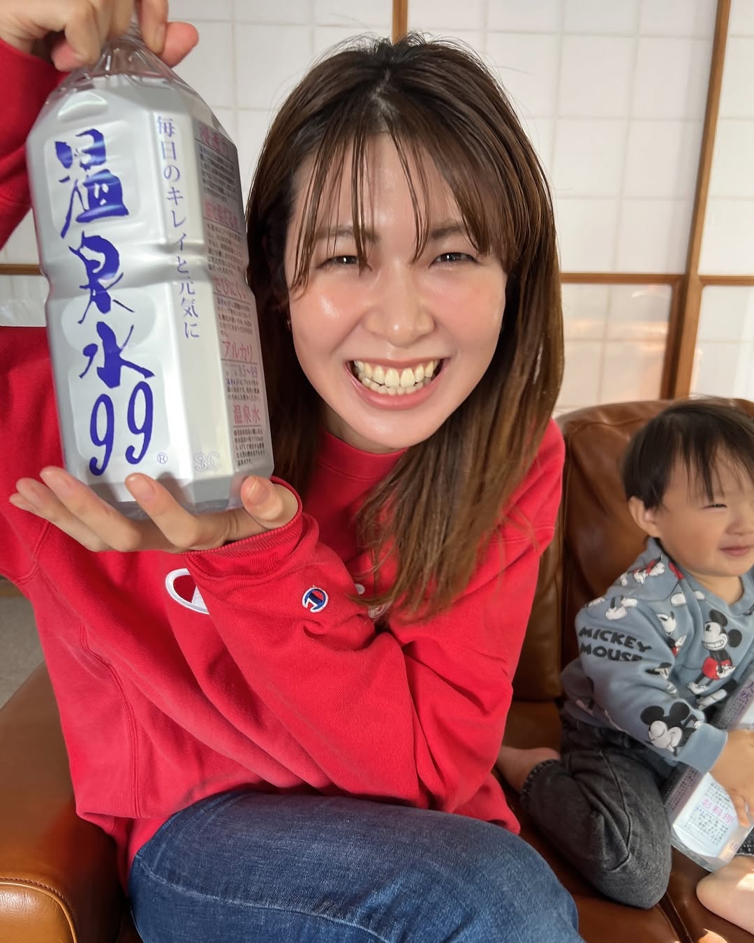 Instagram post by @saoriiiii819 for 温泉水99 ミネラルウォーター. Caption reads: .
温泉水99を飲み始めてリアルに10年以上たちますが
私がお水をたくさん飲めるようなったのは
本当....