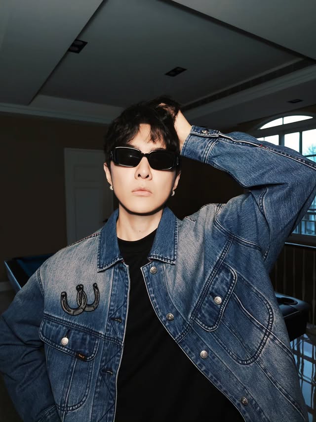 Instagram post by @dt_0902 for Lee Jeans. Caption reads: Denim days 誰要來🎱 - #leejeans #hitec.