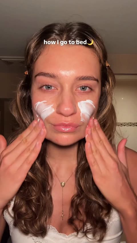 Instagram post by @nikiivictoria for La Roche-Posay. Caption reads: ESSENTIAL for winter!! Comment GLOWY and I’ll send....