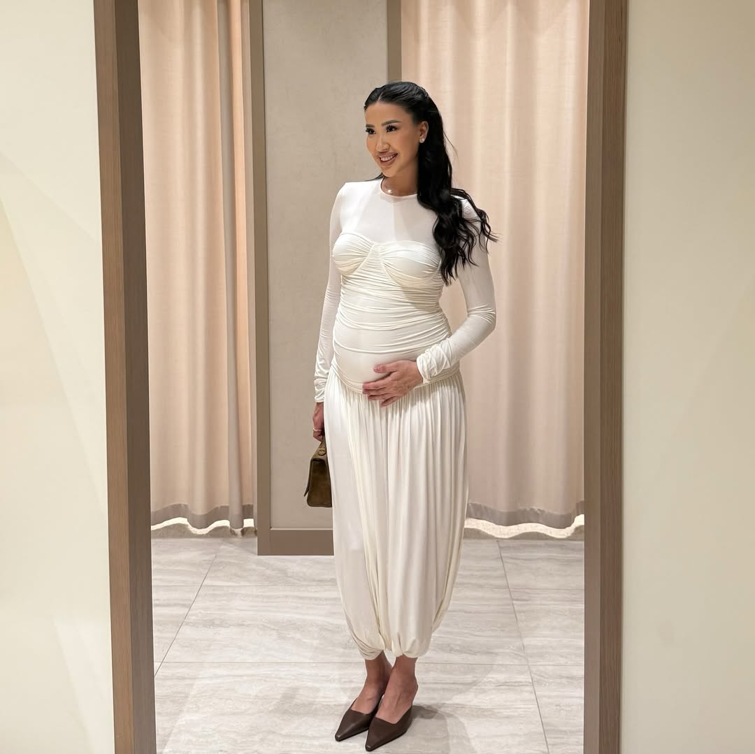 Instagram post by @albinaabdikarim for 12 STOREEZ. Caption reads: [...] in the New Year collection from @12storeez ✨.