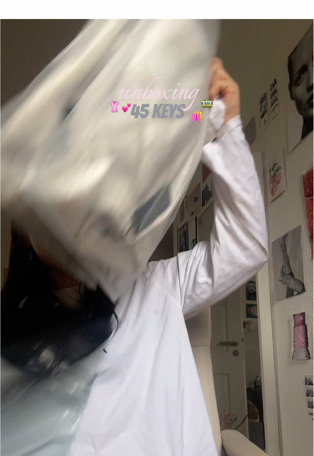 TikTok post by @liagrbe for 45KEYS. Caption reads: [...] bestes Reise Equipment 👚🚃⭐️🤍@45KEYS #fyp....