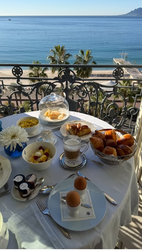 Instagram post by @lglora for Lefties. Caption reads: Layering w/ @lefties 
Look 1 or 2 ?

Publicité....