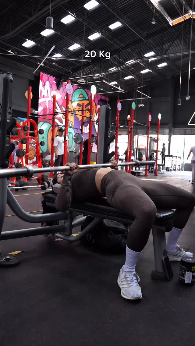 Instagram post by @fer_strongg for Muscletech. Caption reads: ❤️💪🦈 Confirmen Tiburonasssss ¿Ahora aman....