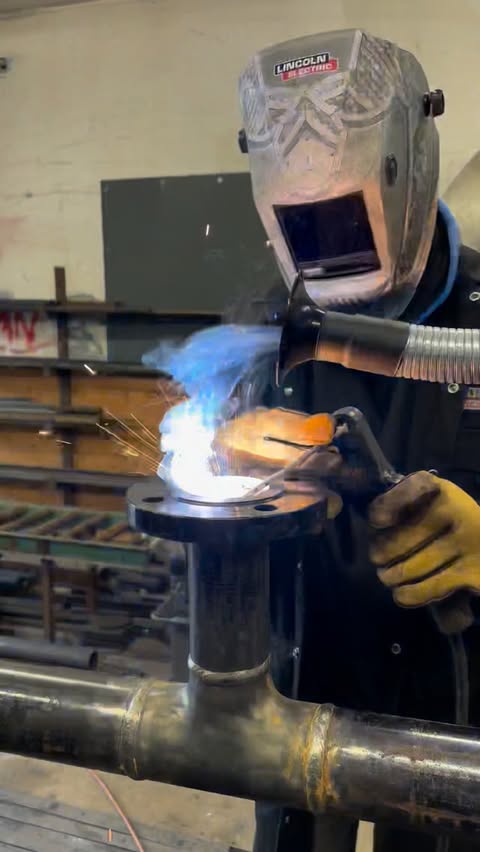 Instagram post by @r_nierop for Lincoln Electric. Caption reads: [...] #weldeverydamnday #rigwelder....