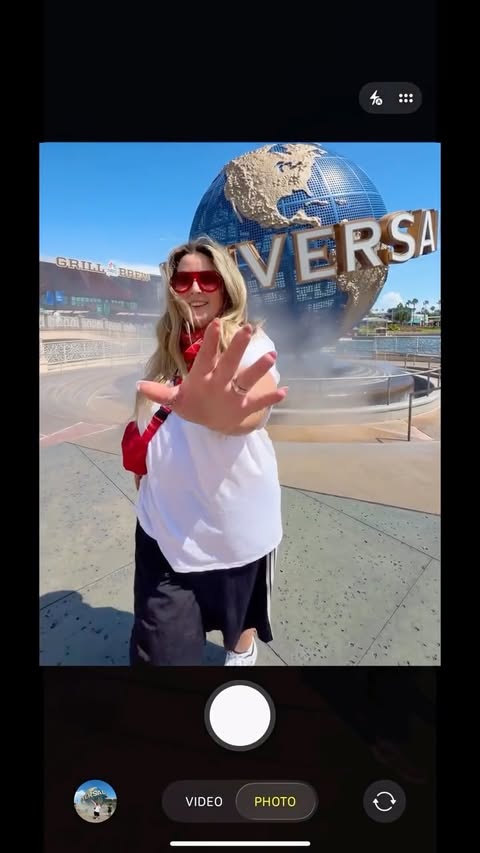 Instagram post by @kellyfitzsimons__ for Universal Orlando Resort. Caption reads: #PRESSTRIP Suprise, I’m in FLORIDA 😱❤️ So so so....