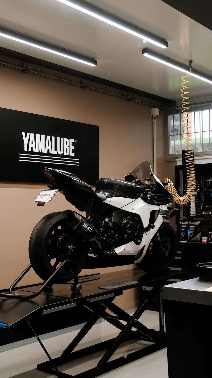 Instagram post by @spitfyah_r1 for Yamaha. Caption reads: Sabias que a Yamaha tem uma gama de produtos de....