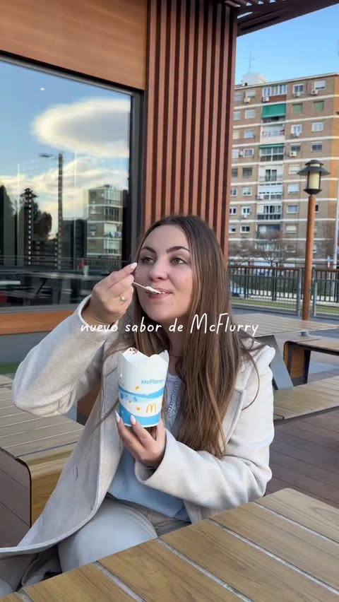 Instagram post by @pau_lafoodie for Chocolates Nestlé. Caption reads: [...] de McFlurry 😏❤️ @mcdonalds_es....