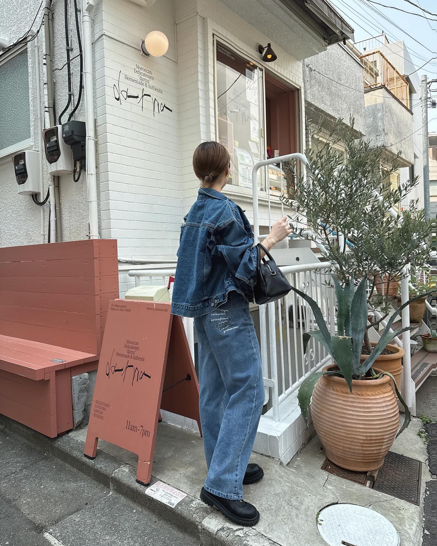 Instagram post by @lily02tbt for KOBE LETTUCE. Caption reads: collaboration denim pants ¥4,490
@kobe_lettuce ❤︎....