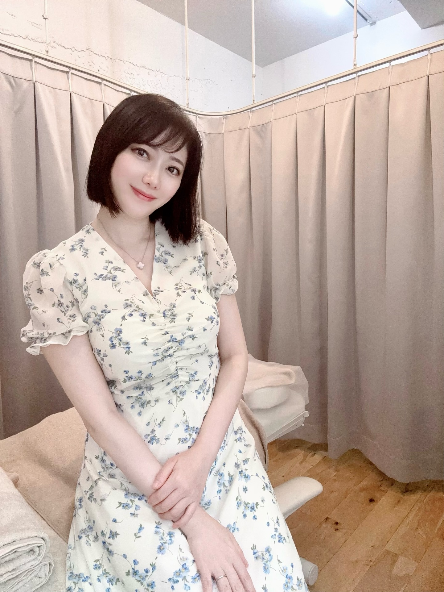 Instagram post by @aimicat424 for OSAJI. Caption reads: 整体で身体を整えてもらって、その足でデパートへ🛍️💕
・
セブンベルズ美容整体には…なんと私のサ....