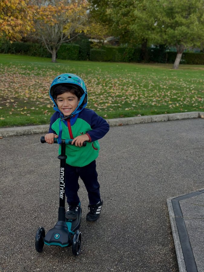 Instagram post by @liveabouts for smarTrike. Caption reads: [...] lovely colour, and it’s foldable! . .....