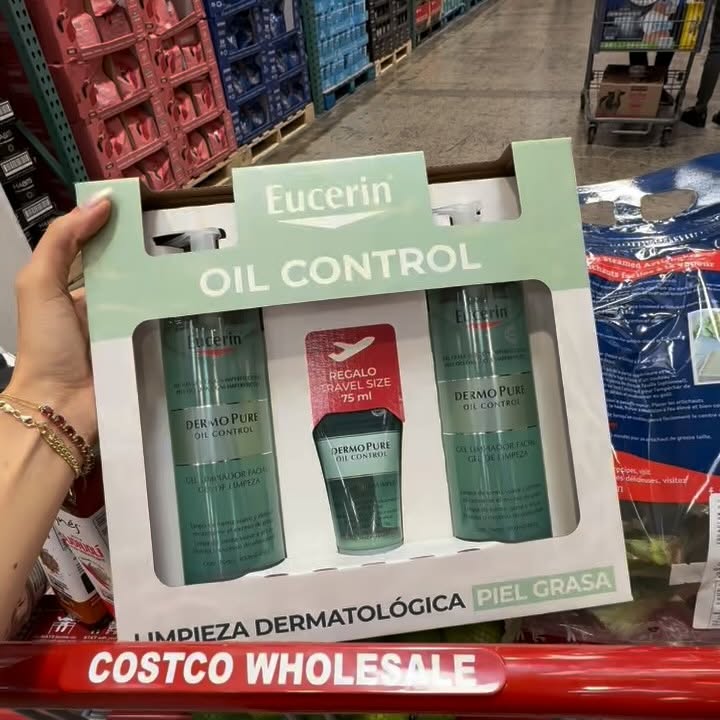 Instagram post by @i.love.costco.mx for Costco México. Caption reads: Regresó el kit de @eucerin.mx Dermopure Oil....