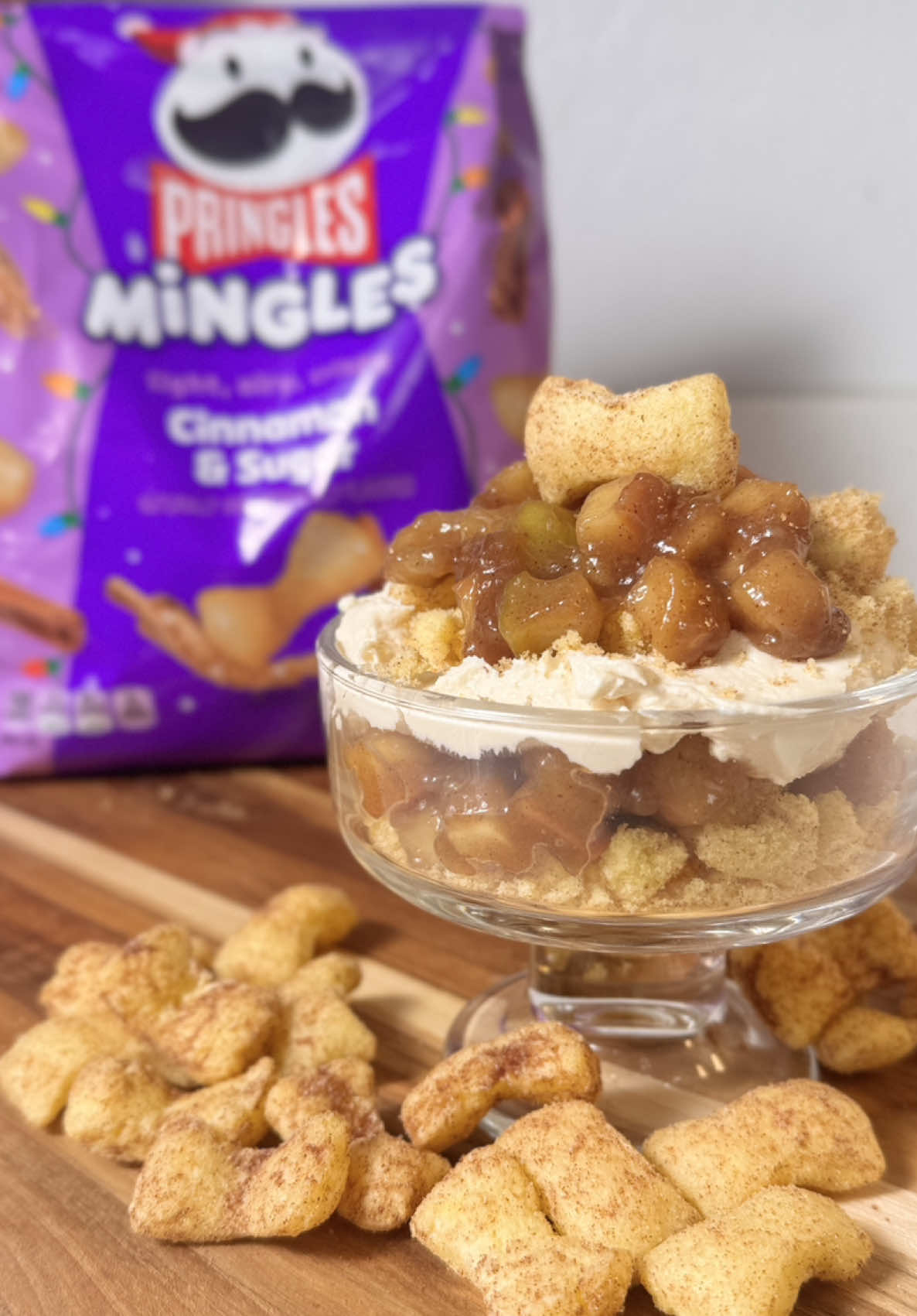 TikTok post by @cooking.con.claudia for Pringles. Caption reads: #PringlesPartner Caramel apple + cheesecake +....