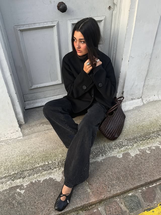 Instagram post by @rachellsund for ALOHAS. Caption reads: sitting pretty in @alohas.