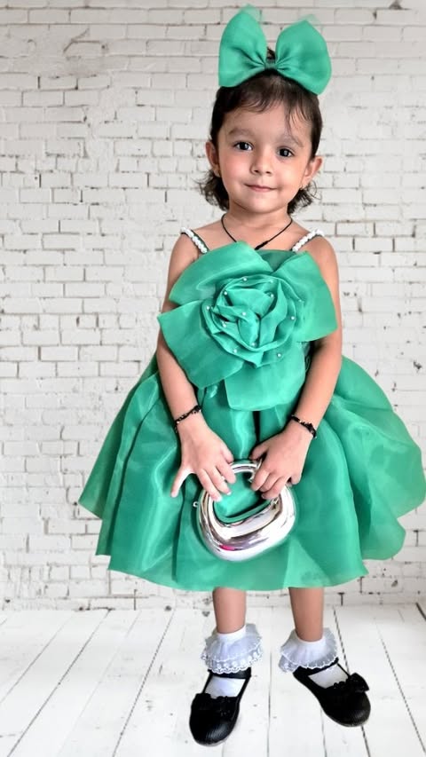 Instagram post by @jinanshiisolanki for Hopscotch. Caption reads: [...] loving this party-ready look from....