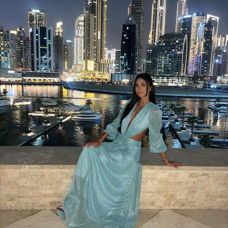 Instagram post by @jasmiini_ for OUTFITBOOK. Caption reads: Arabian nights, Michelin lights ✨🌙....