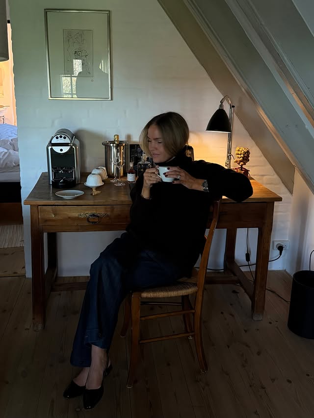 Instagram post by @victoriaquitzau for Jonak. Caption reads: A cozy Christmas getaway 🤎 annonce.