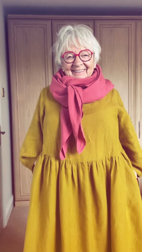 Instagram post by @vivthecarer for Son de Flor. Caption reads: [...] in love! This amazing linen dress from....