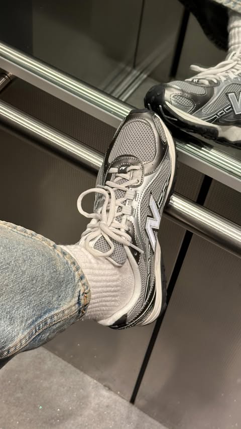 Instagram post by @e1isabethng for SNIPES. Caption reads: loving my new @snipes @newbalancelifestyle....