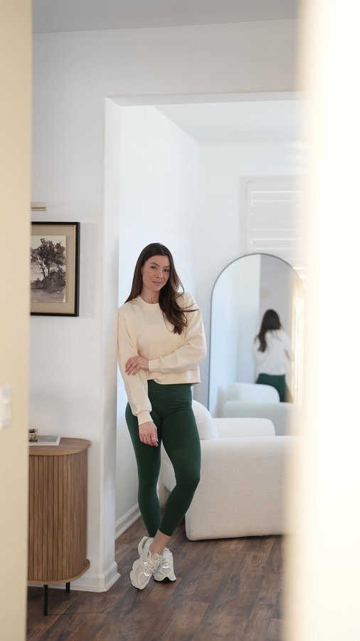 Instagram post by @_pamelaresende for YUNOGA SPORTS. Caption reads: AD | The perfect workout set exists, YUNOGA is a....