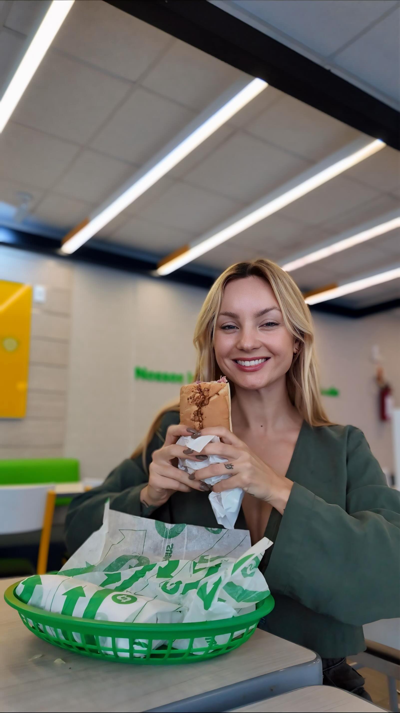 Instagram post by @thaisadalmut for Subway. Caption reads: Nova linha Subway Séries de Carne do Subway:....