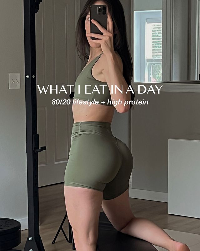 Instagram post by @mariasteixeira_ for Four Sigmatic. Caption reads: BREAKFAST: antioxidant protein smoothie (workout....