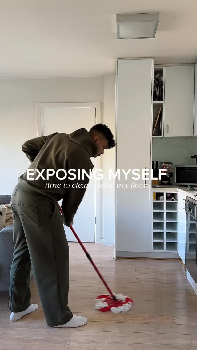 Instagram post by @ramonisrael for Vileda. Caption reads: [...] 🫣

Mopping solution:
Warm water + 1....