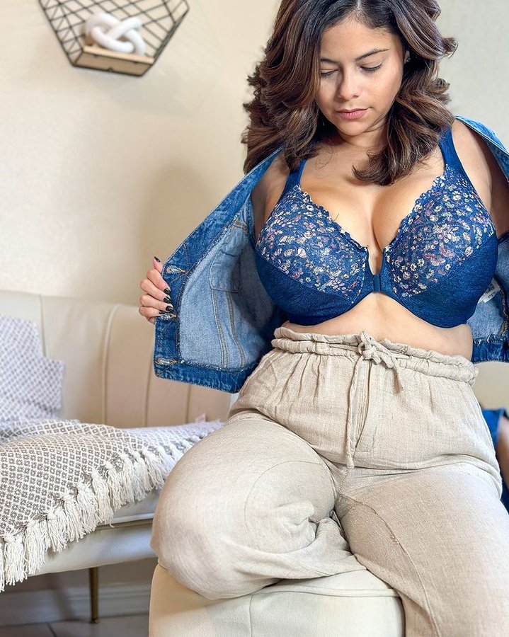 Instagram post by @acoolmomoftwo for Glamorise. Caption reads: AD|In my Jean era 

Check out @glamorisebras new....