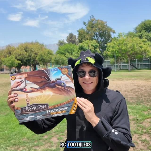 Instagram post by @httydragon for Spin Master. Caption reads: I just found the BEST toy EVERRR!🔥
#ad | I....