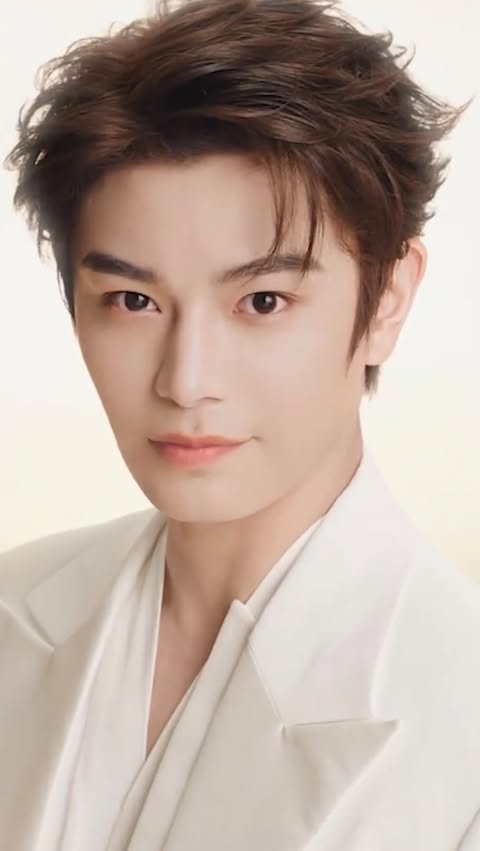 Instagram post by @dingyuxi.zhoujie for Elizabeth Arden. Caption reads: [...] 超越以油养肤，与你共启细胞级修护体验！ Ding Yuxi x Elizabeth....
