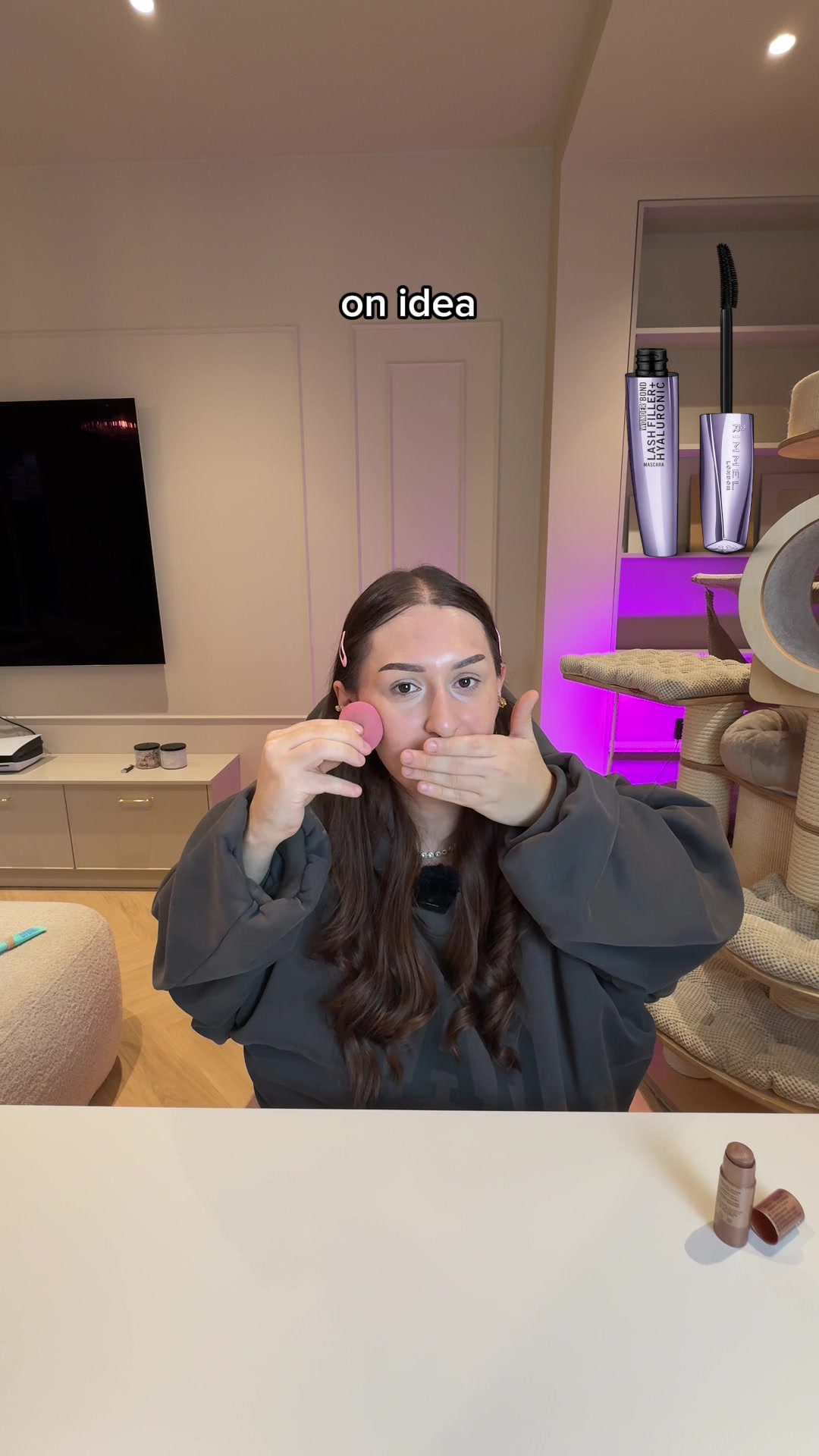 TikTok post by @kladwisia for Rimmel London. Caption reads: Powinien zabrać mnie na randkę? Makijaż wyszedł....