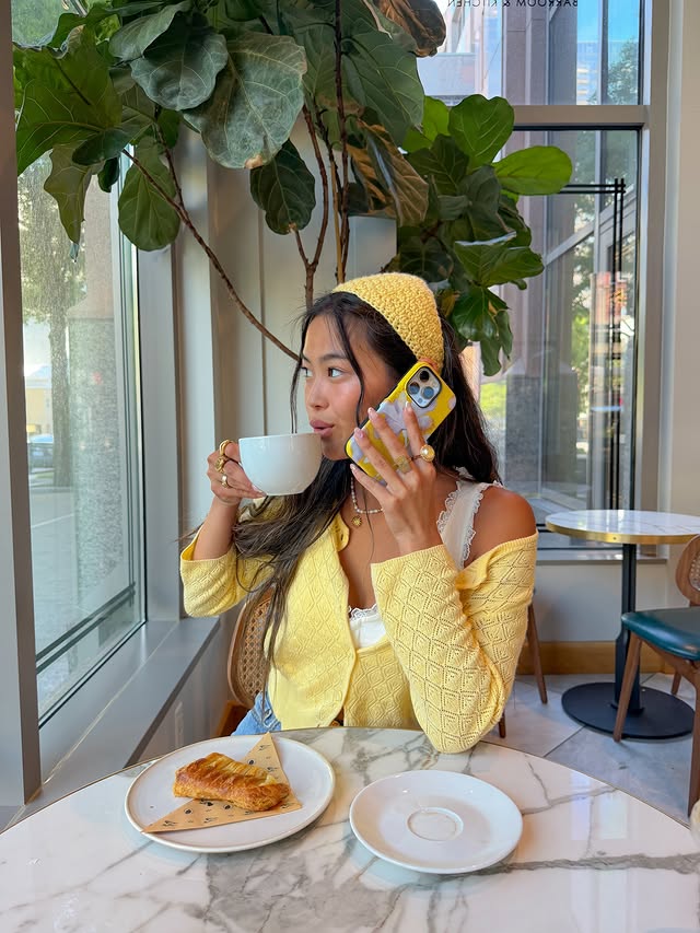 Instagram post by @itscaroxline for CASELY. Caption reads: [...] yellowww 🌼💛🌟🐥🍯 matching w/ my....