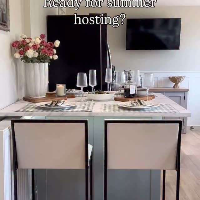 Instagram post by @jillyshumblehome for DUSK. Caption reads: [...] this dreamy table setup from @dusk.com has....