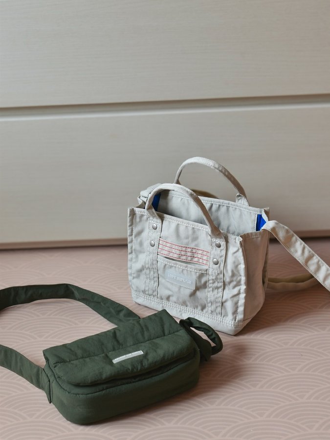 Instagram post by @____c8y for Beyond The Vines. Caption reads: .
@beyondthevines の新しいバッグ🤍💚
コンパクトでかわいい！
ポケ [...].