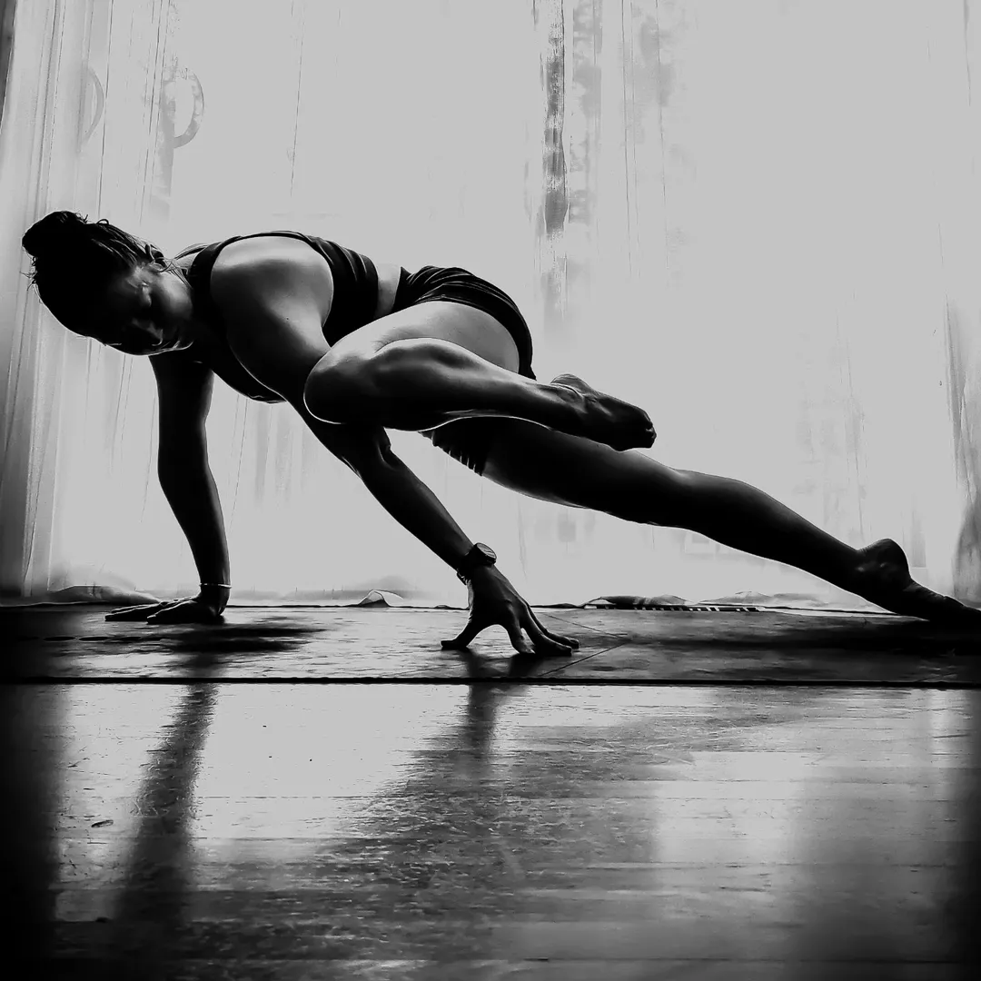 Instagram post by @chelsey.belsey for Alo Yoga. Caption reads: [...]....