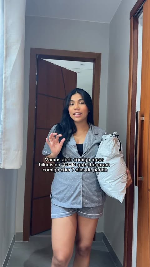 Instagram post by @monique.avo for SHEIN. Caption reads: [...] escolhas em tendências na SHEIN!🔥

Nome da....