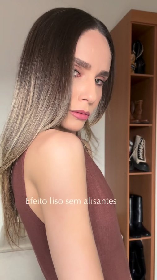 Instagram post by @day_c_amadio for Hidratei. Caption reads: [...] frizz com a Linha Antifrizz @hidratei 💧....