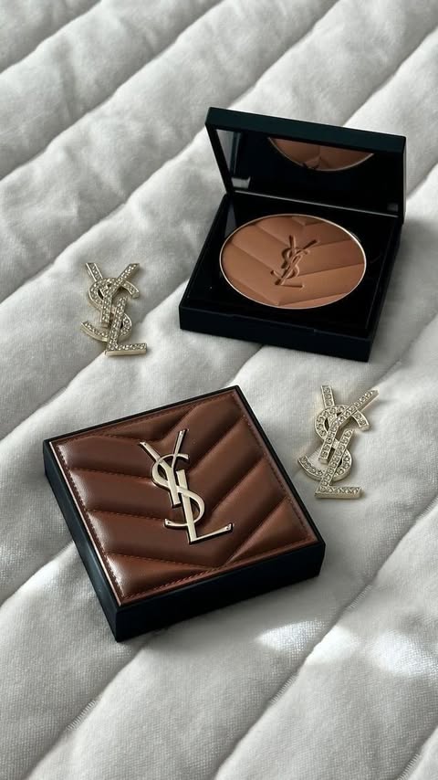 Instagram post by @tatakkankia for SHEGLAM. Caption reads: [...] straighter 
lashes that need that extra....