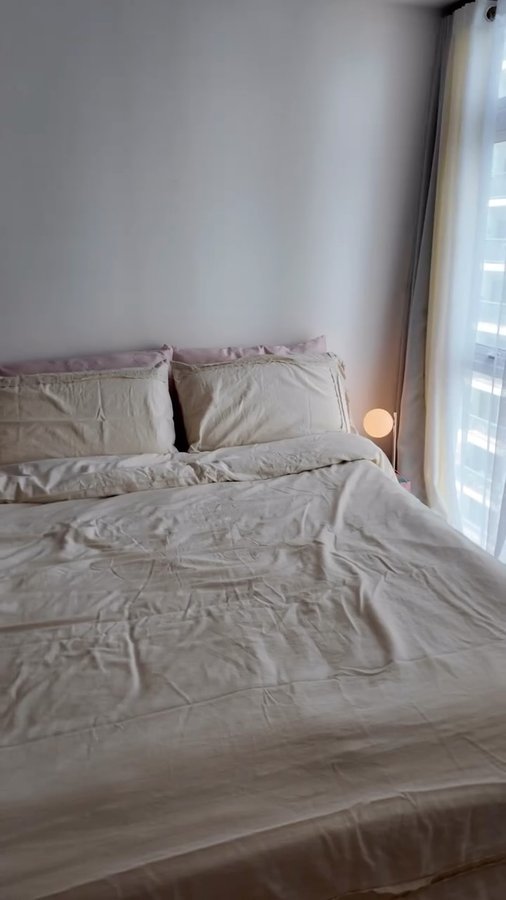 Instagram post by @krisreyx for Ever Lasting Fabric. Caption reads: [...] 🛏️🤎

—bed sheets & pj set from....