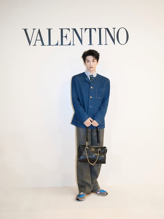Instagram post by @hzhf_larsss for Valentino. Caption reads: 秋日之约💌 @maisonvalentino @Alessandro_Michele [...].
