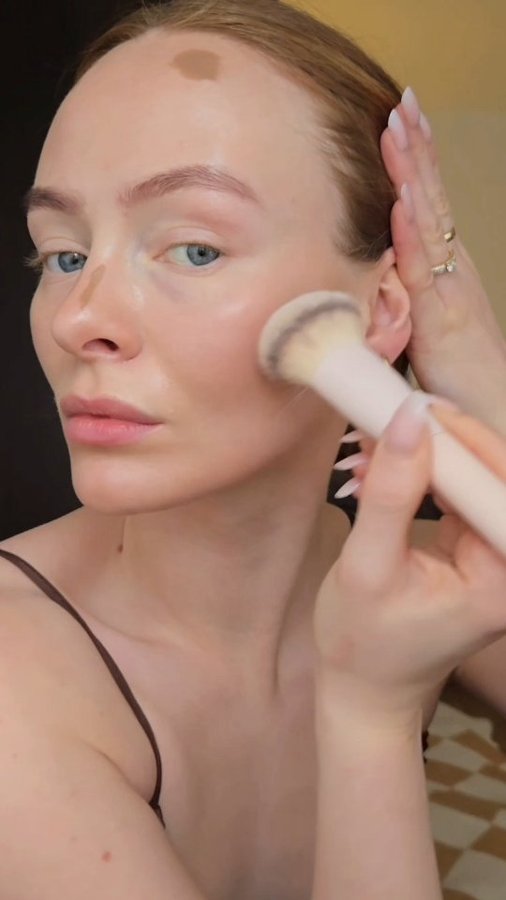 Instagram post by @ellaskorgan for Brandheroes. Caption reads: annonse/tags 🤎 hot chocolate makeup this tuesday....