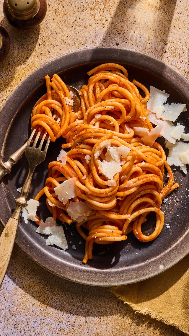 Instagram post by @whatsgabycookin for Barilla. Caption reads: Weeknight pasta bliss. A creamy roasted red pepper....