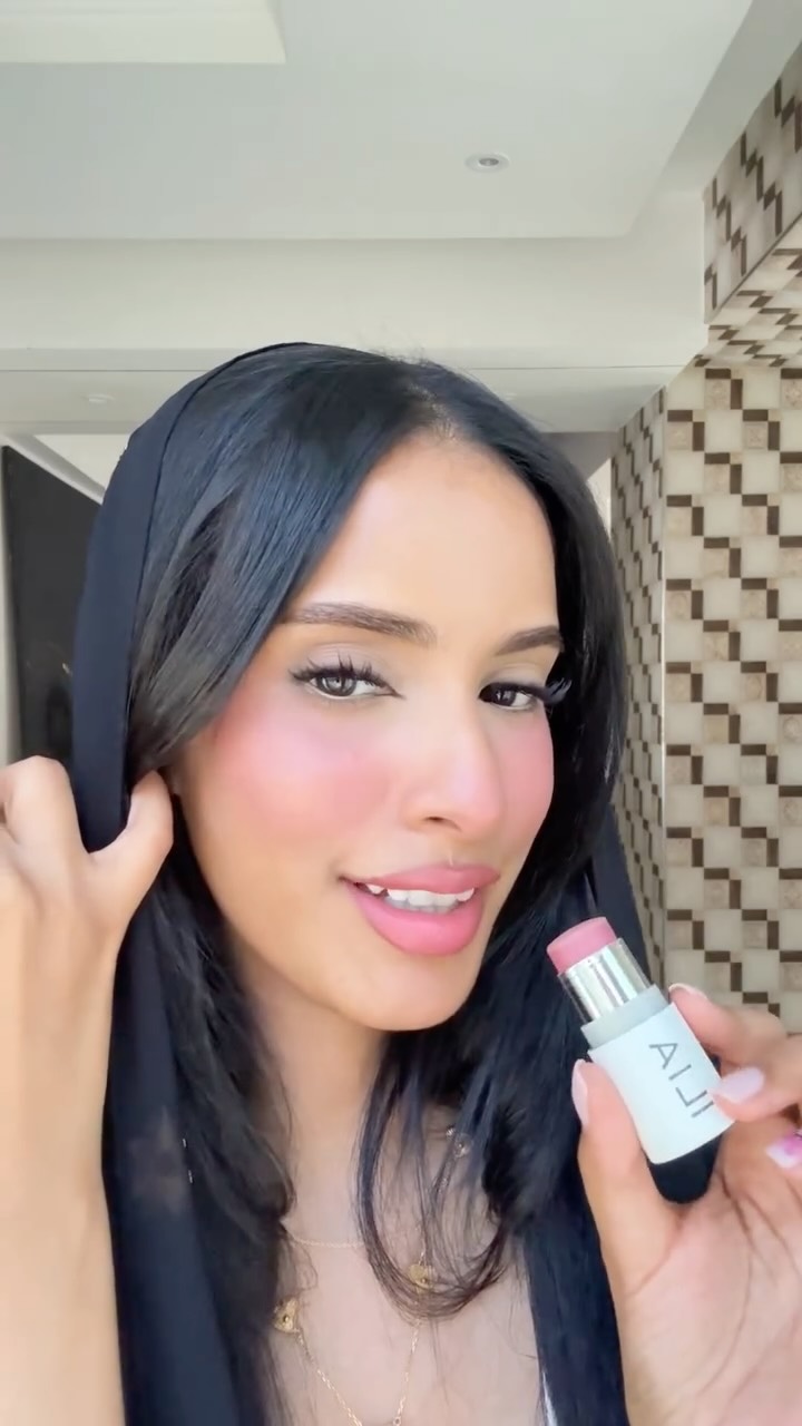 Instagram post by @ghaida_msy for ILIA Beauty. Caption reads: Glowing blush ✨😍
Products : @iliabeauty 
#makeup....