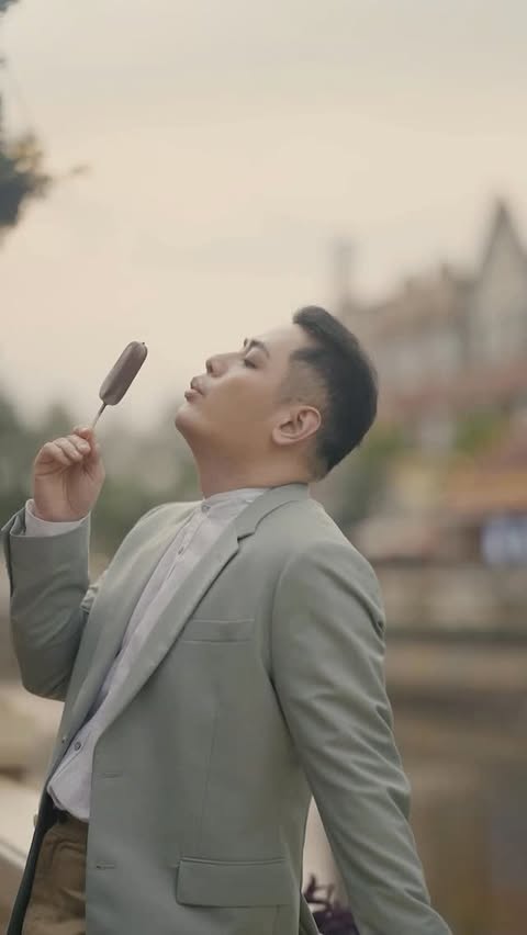 Instagram post by @eatandtreats for Magnum Ice Cream. Caption reads: When each bite of Magnum takes you places ✨.