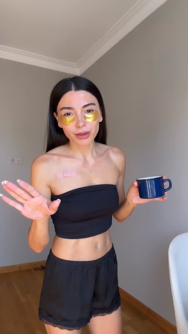 Instagram post by @defnebaakirci for KIKO Milano. Caption reads: Çok tatlı bir pazar sabahı ve full bu 🍇🍆 renk....