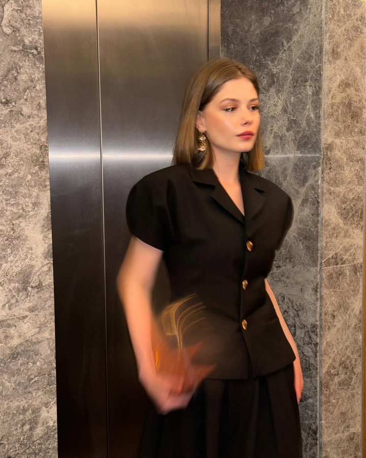 Instagram post by @ecemtturann for adL. Caption reads: 🖤 

#reklam.