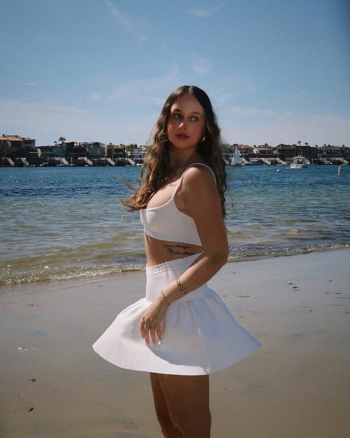 Instagram post by @itshayleealexis for Tropic of C. Caption reads: #VSPartner perfect beach day in @tropicofc....