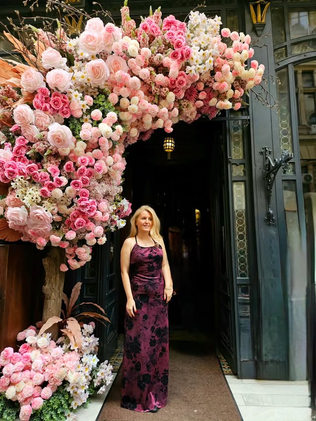 Instagram post by @corritravels for Bonprix. Caption reads: [...] roses🥀🥀🥀 prints on velvet made this....