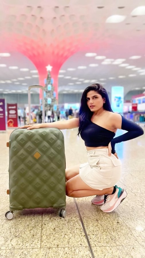 Instagram post by @nanu_evy for it Luggage. Caption reads: [...] more easier and stylish with @itluggage.