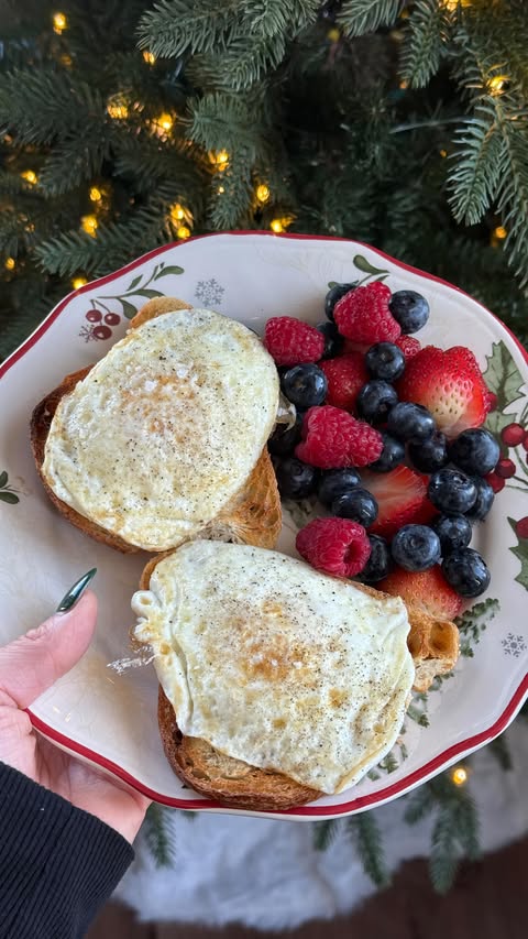 Instagram post by @ellie_teale for SkinnyDipped. Caption reads: [...] NYC recs 😍

@thecoconutcult @thetrueseamoss....